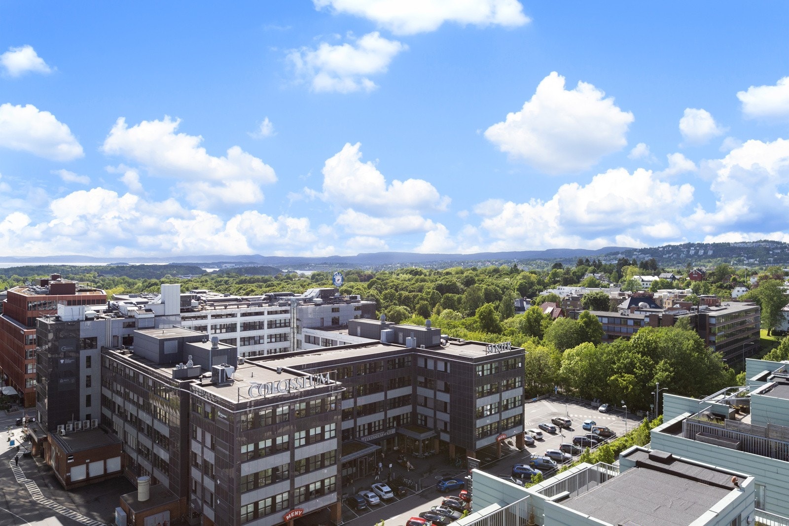 Boligen byr på en spektakulær utsikt over Oslo, både fra takterrassen og innvendig i leiligheten. Galleribilde