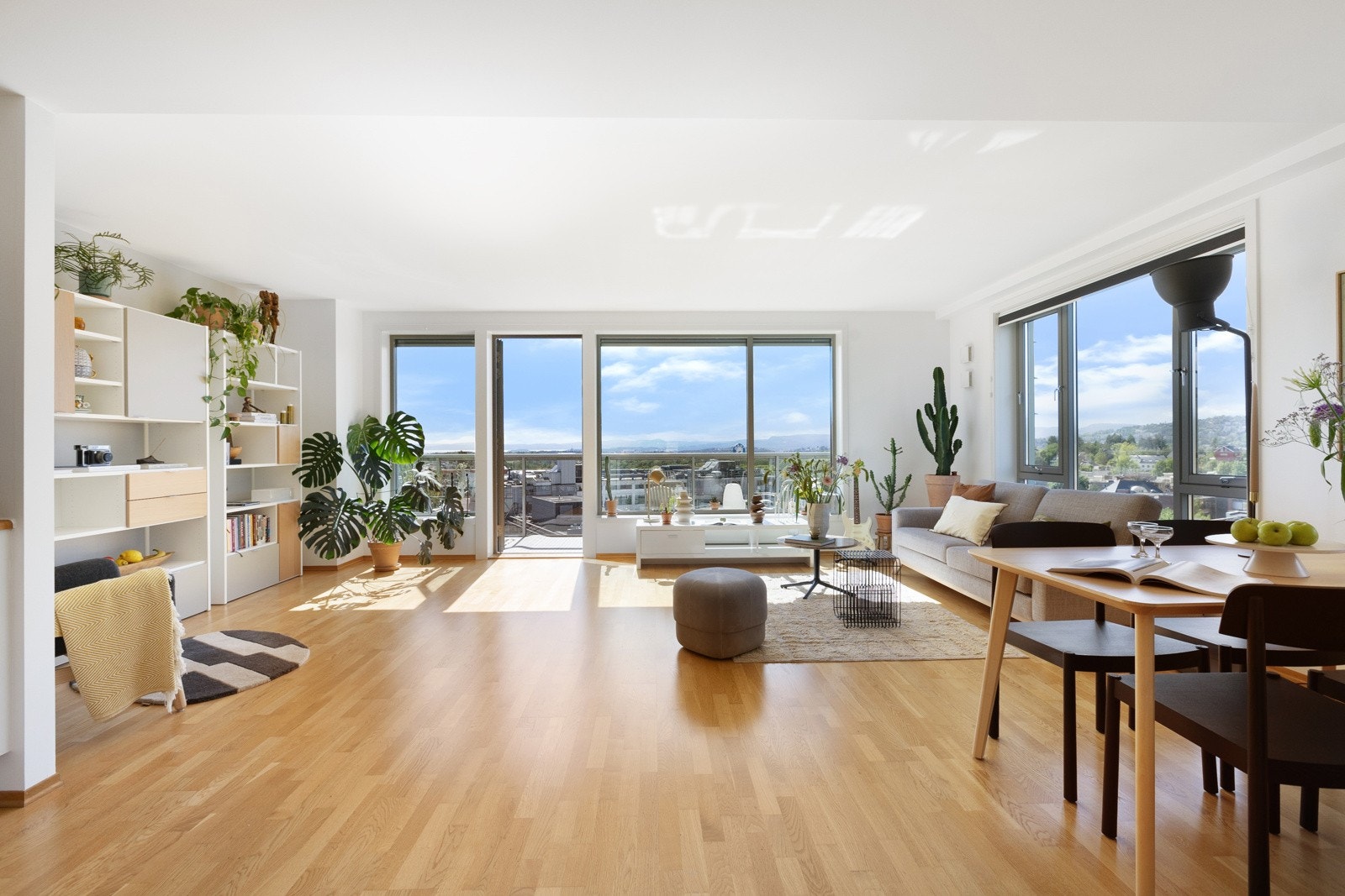 Leiligheten ligger i byggets 11. etasje, med tilhørende privat takterrasse i 12. etasje på hele 42 kvm! Galleribilde