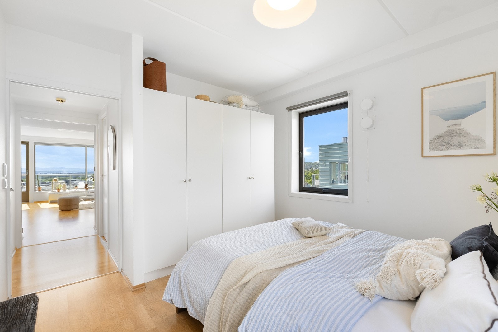 God plass til dobbeltseng, garderobeskap og nattbord på hovedsoverommet. Galleribilde