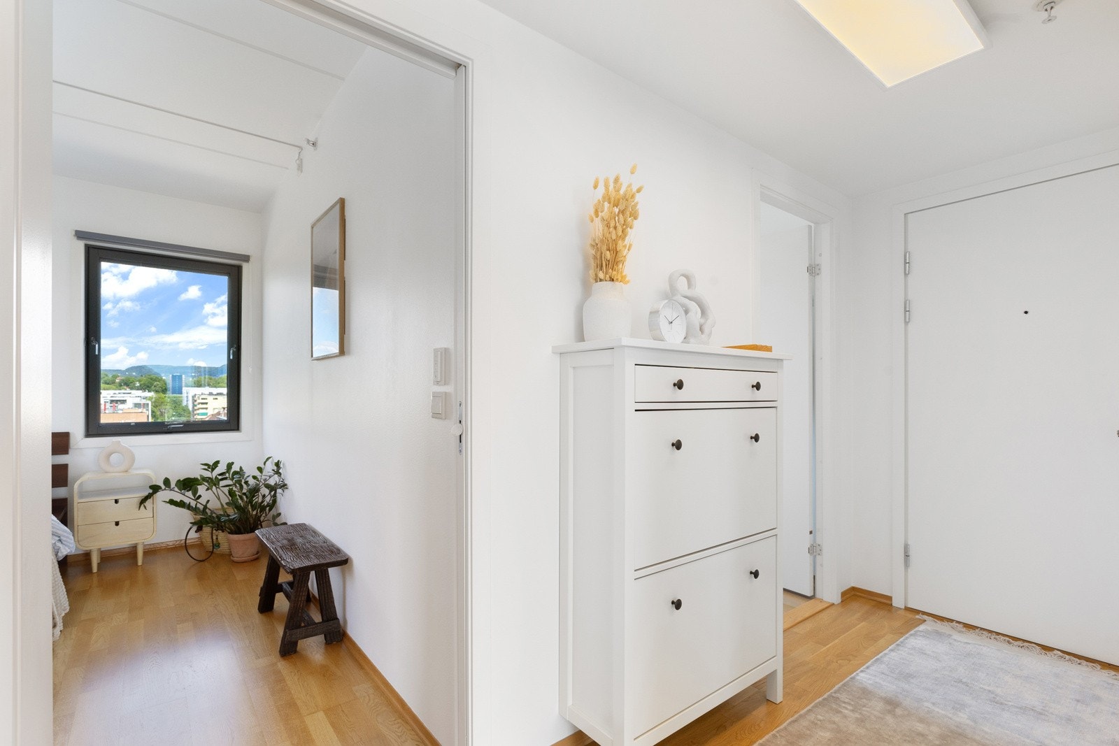 Når du entrer leiligheten kommer du inn i en lys og innbydende entré av god størrelse med plass til sko og oppheng av yttertøy. Galleribilde