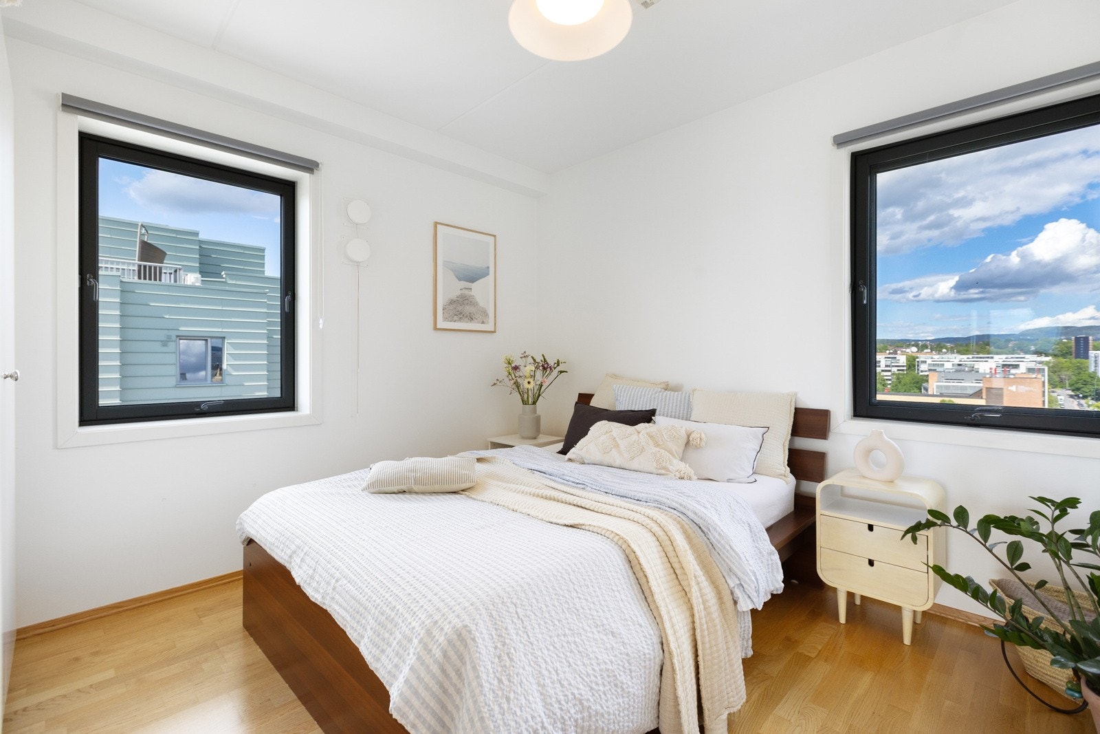 Leiligheten har to innbydende soverom - begge er av god størrelse og med langstrakt utsikt! Galleribilde