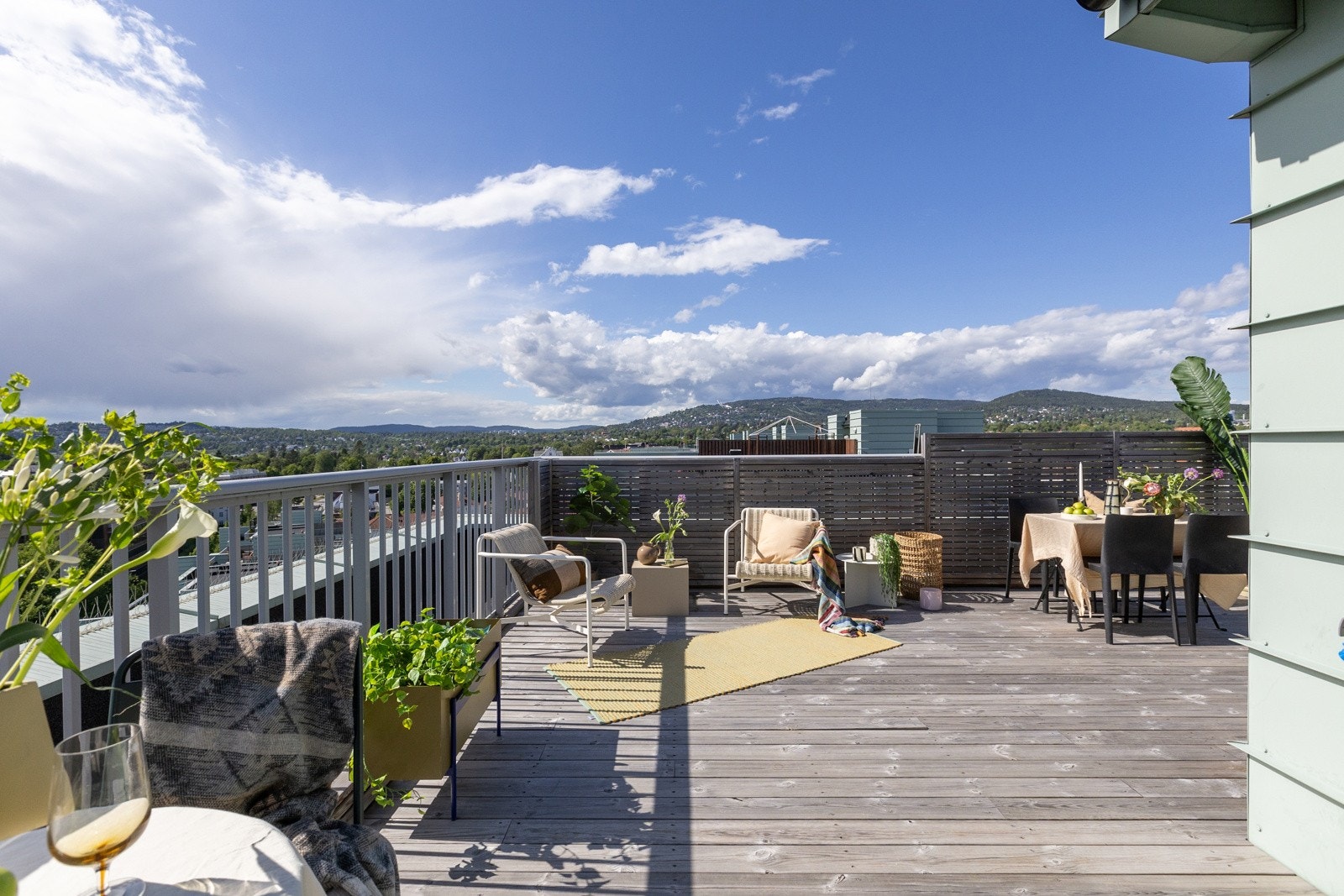 Her har du solen fra formiddag til solnedgang på sommerhalvåret, lite innsyn og en utsikt så langt øye kan se. Galleribilde