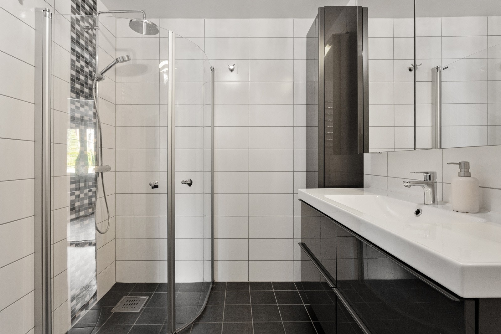 Flislagt baderom fra 2014 med gulvvarme. Badet ble rehabilitert i 2014 arbeider utført av Bad og flis AS Galleribilde
