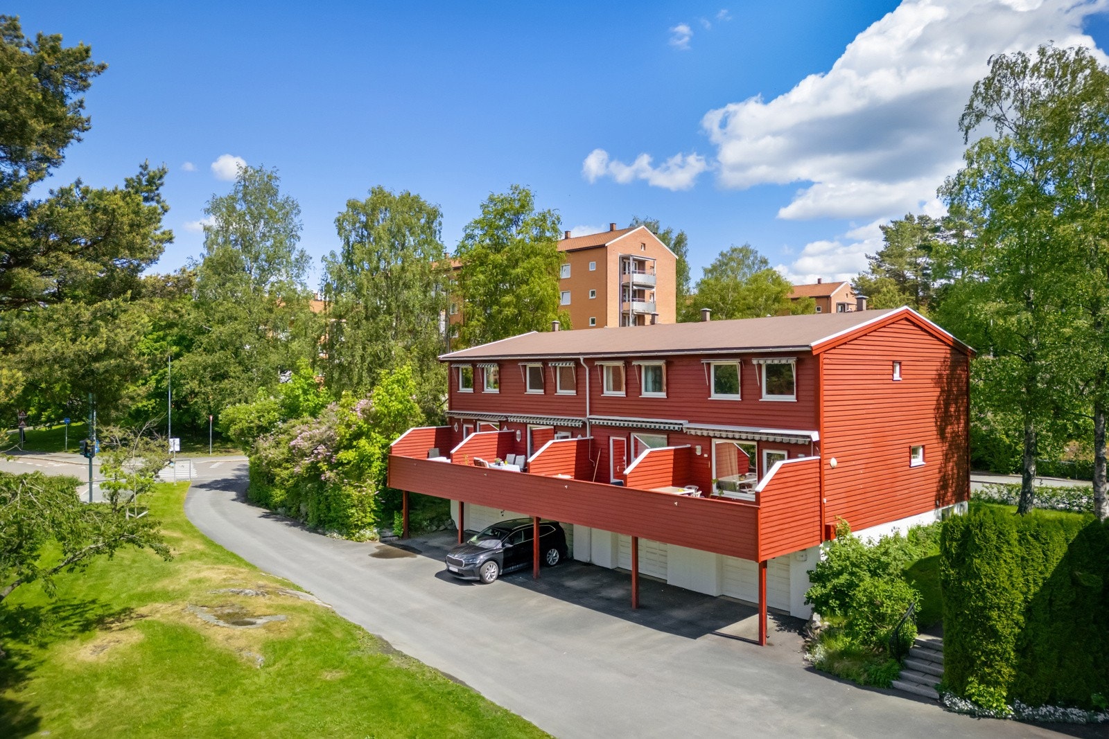 - Velkommen til Mellombølgen 3, et attraktivt og familievennlig rekkehus over tre plan med 122 m² bruksareal og flere fine uteplasser - Galleribilde
