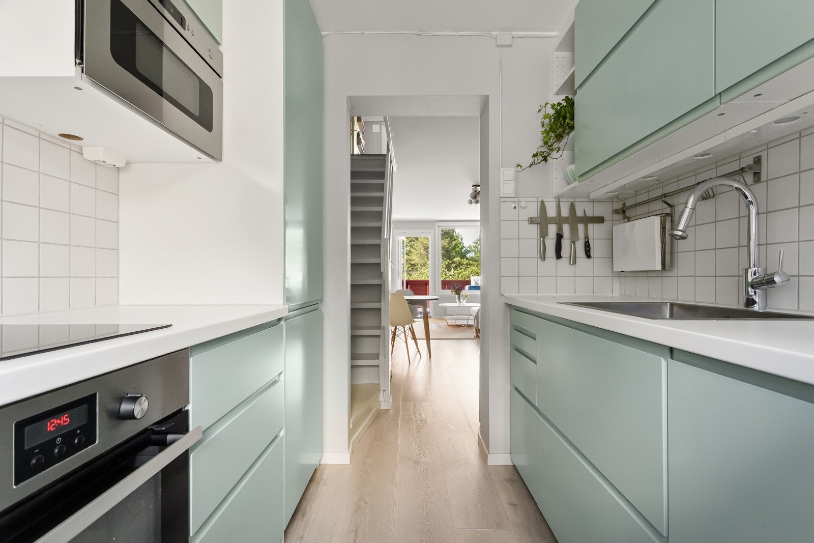 Takhøy IKEA kjøkkeninnredning fra 2014 med turkise glatte fronter og hvite laminerte benkeplater. Kjøkkenfronter og benkeplate ble byttet i 2022 Galleribilde