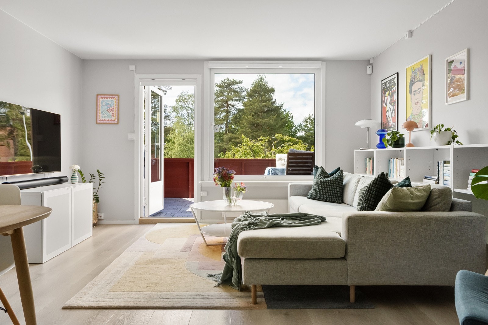 Utgang fra stue til vestvendt terrasse på 13 m² Galleribilde