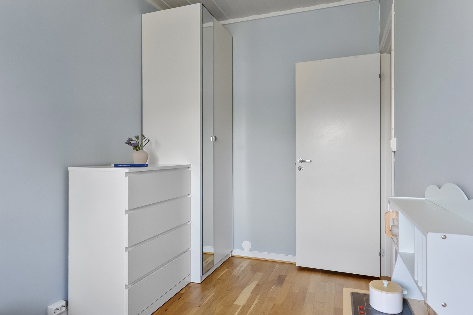 De andre soverommene har også fin plass til seng, skrivebord og garderobe/kommode Galleribilde
