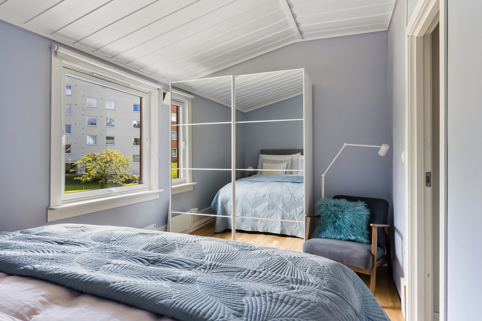 Hovedsoverommet har en praktisk skyvedørsgarderobe og god plass til dobbeltseng (sengen på bilde er 180cm ) Galleribilde