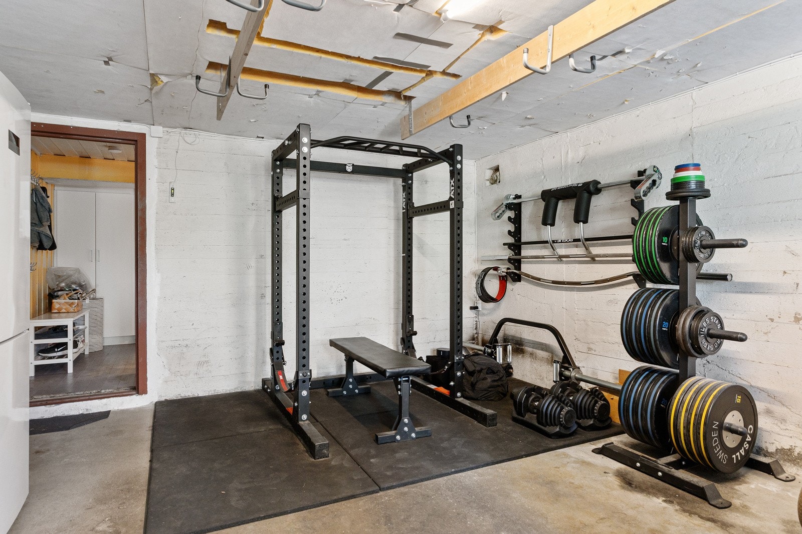 Utgang til garasje på ca. 26m² som har mye fin lagringsplass. Nåværende eiere bruker også plassen til trening Galleribilde