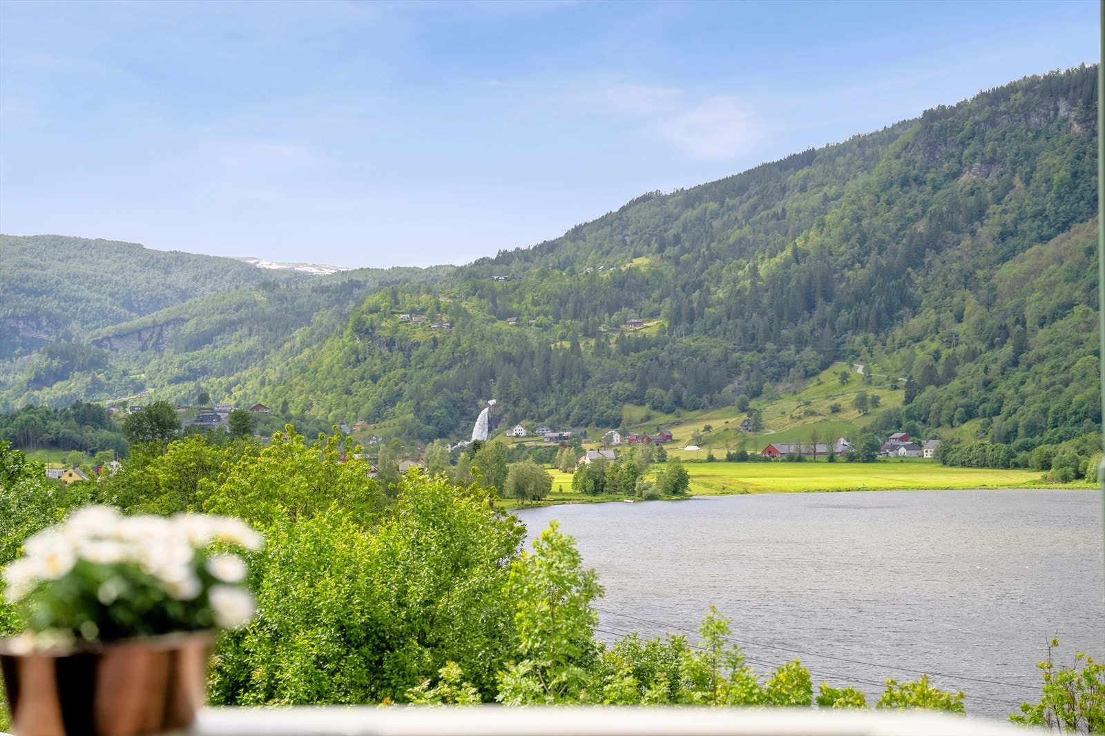 Steinsdalsfossen i det fjerne Galleribilde