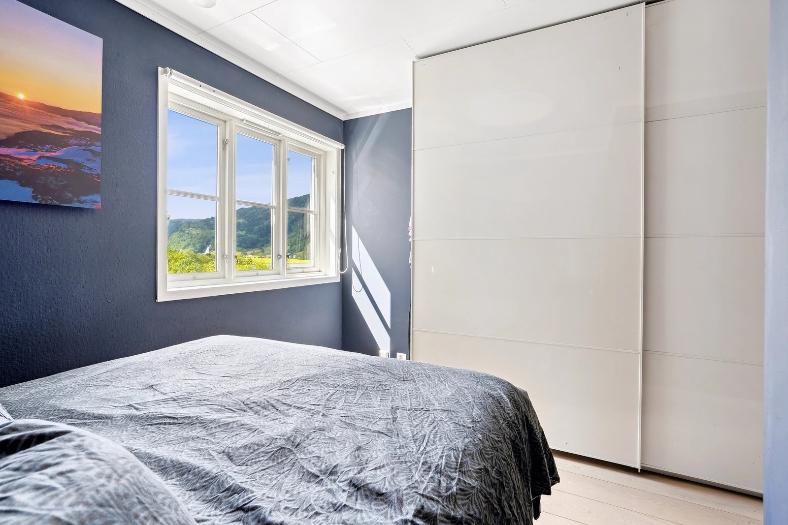 Soverommet er godt utstyrt med skyvedørsgarderobe Galleribilde