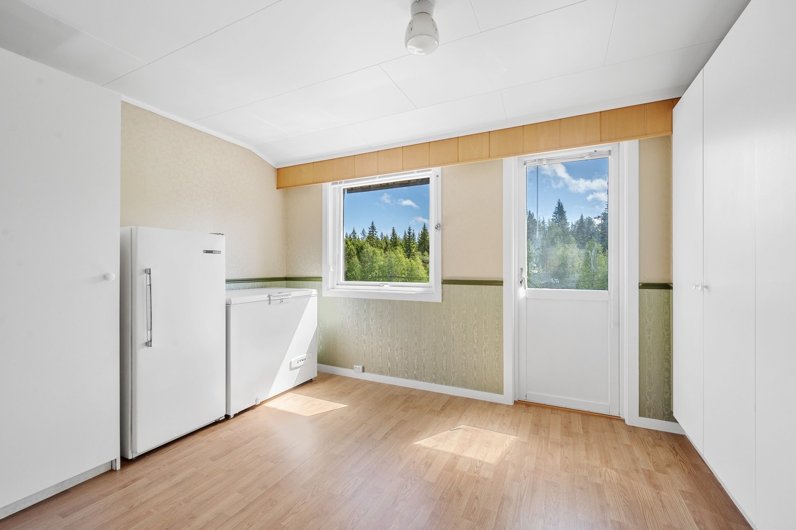 Soverom med god plass til dobbeltseng, nattbord og garderobe. Fra soverommet er det utgang til terrassen. Galleribilde