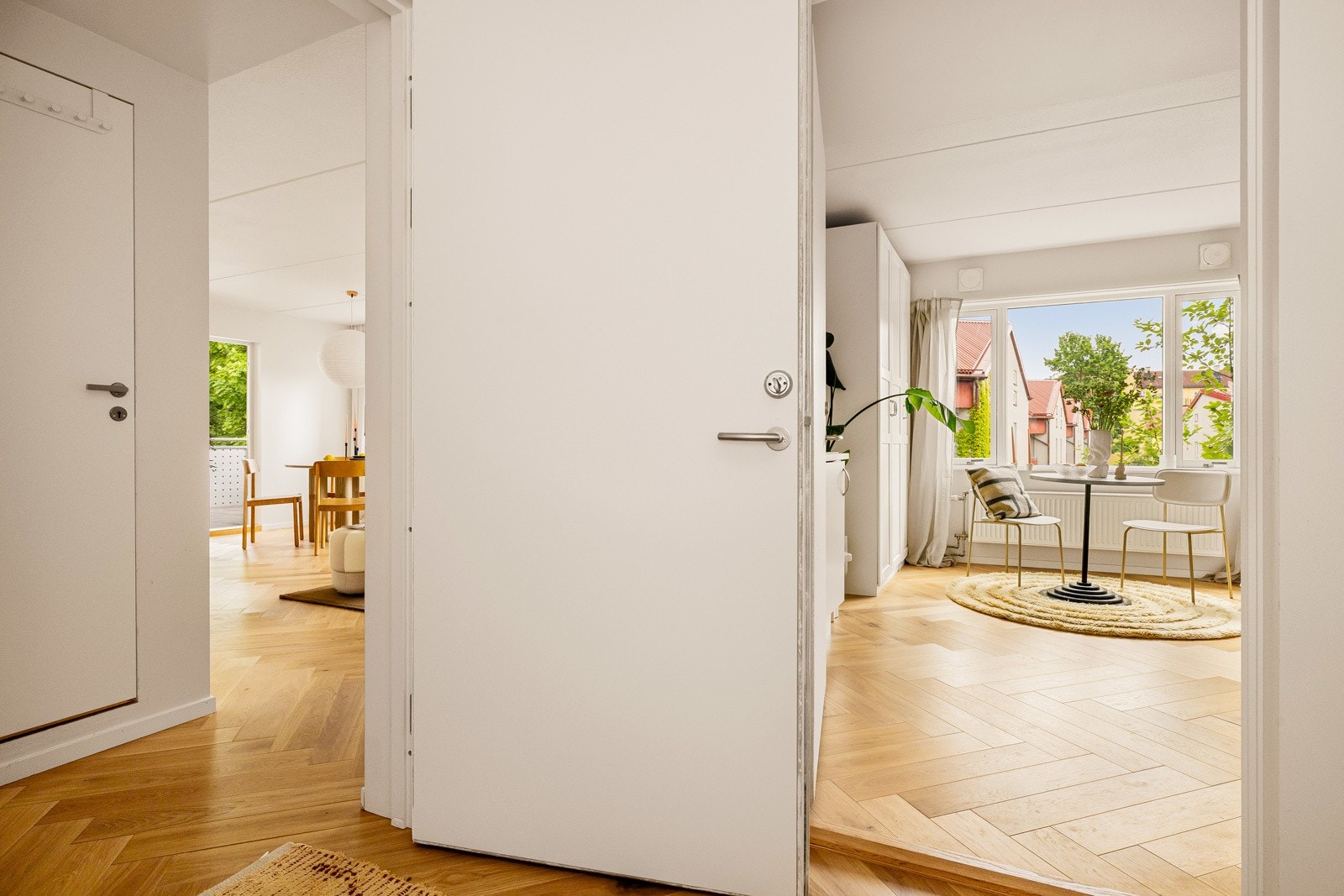 - Felles entré med egen dør til hoveddel og uteleiedel - Galleribilde