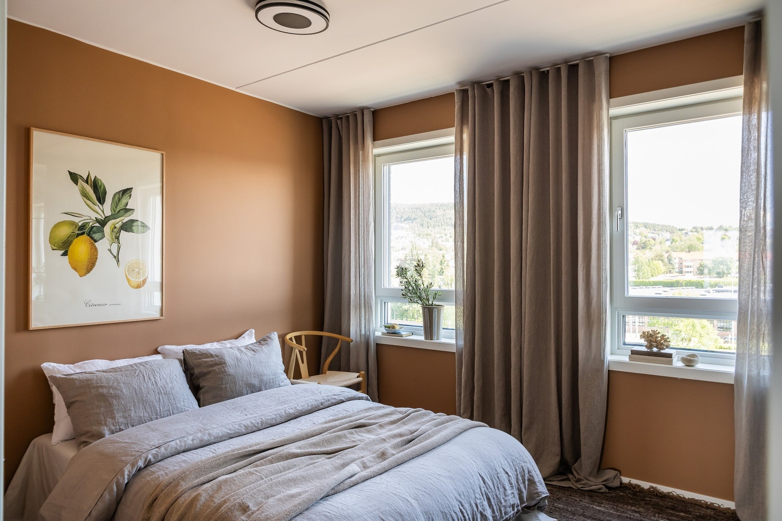 Romslig soverom med god plass til dobbeltseng og tilhørende nattbord. Galleribilde