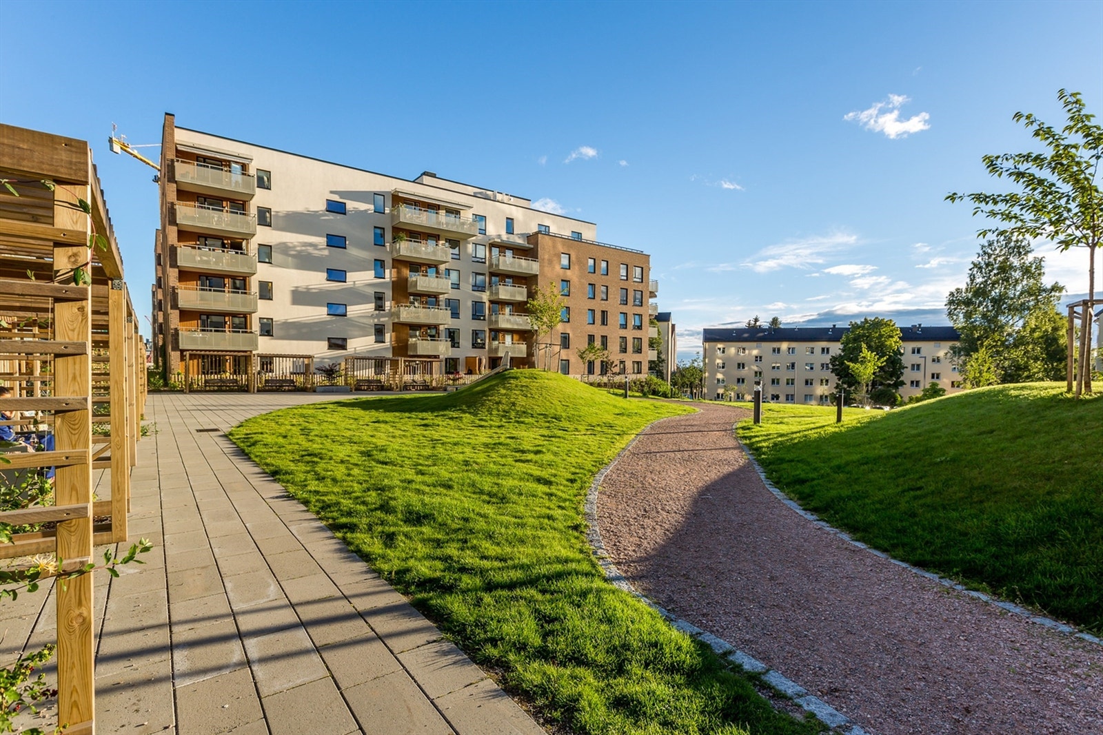 Sameiets fellesareal er pent opparbeidet med asfalterte adkomstveier og grøntarealer med sittebenker. Galleribilde