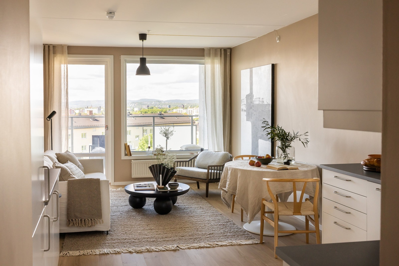 Leiligheten er gjennomgående og har en praktisk planløsning med gode møbleringsmuligheter. Galleribilde