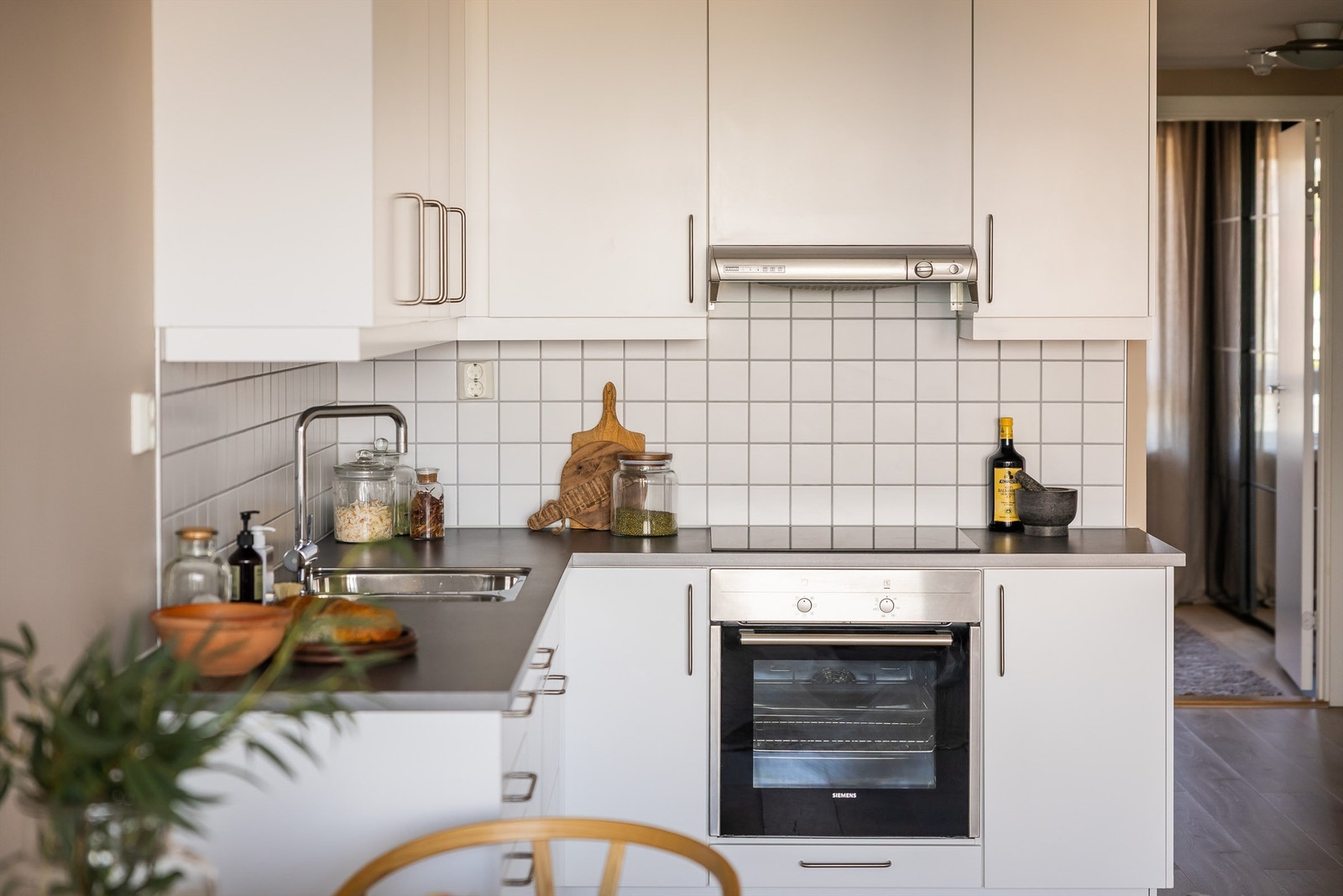 Stor plass til oppbevaring i over- og underskap og godt med arbeidsplass på benkeplate av laminat. Galleribilde