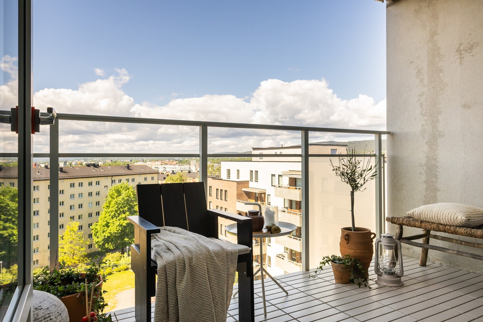 Overbygget balkong på ca. 7 kvm med gode solforhold. På sommerstid er det sol på balkongen mellom ca. kl. 12.00- ca. kl. 22.00. Galleribilde