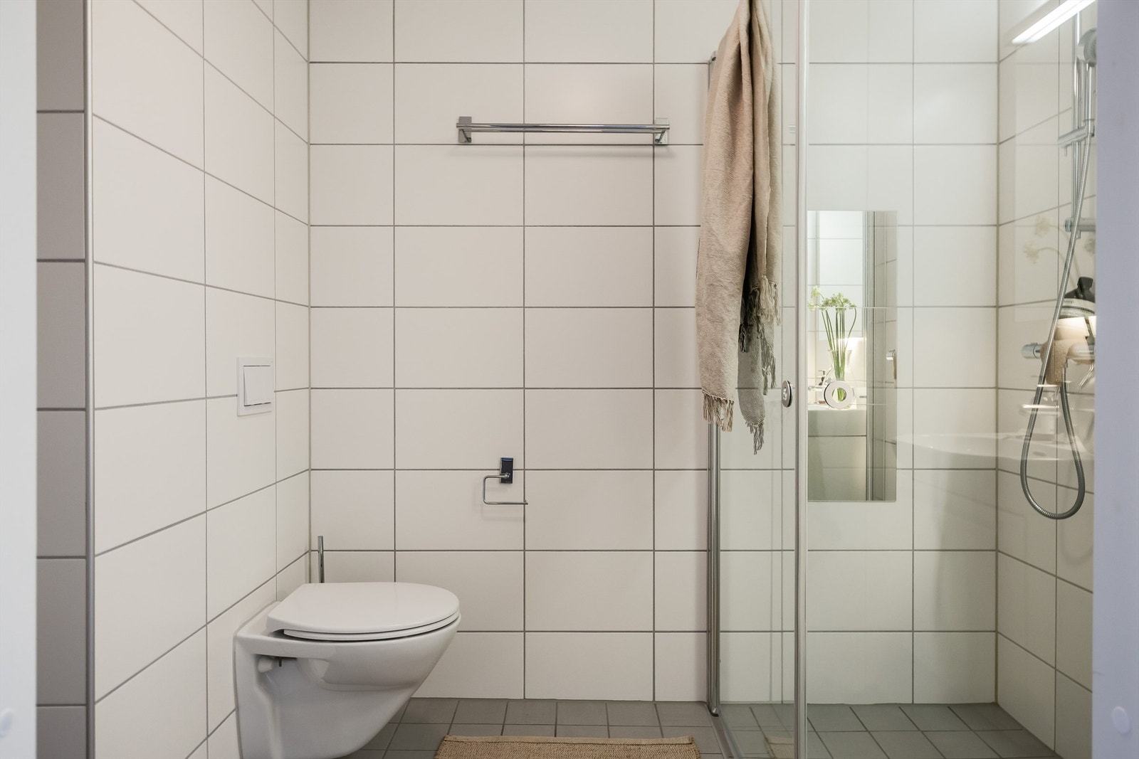 Lyst og flislagt baderom med gulvvarme. Galleribilde