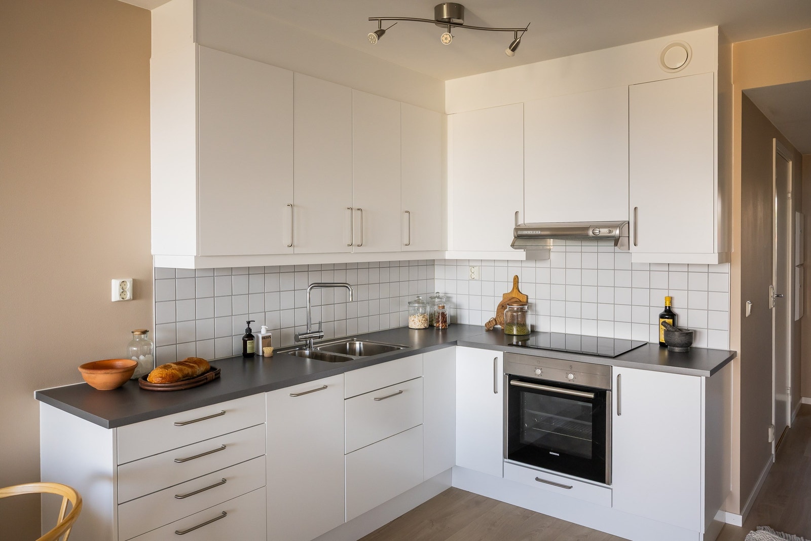 Tidløs kjøkkeninnredning fra Marbodal med glatte fronter og helintegrerte hvitevarer. Galleribilde