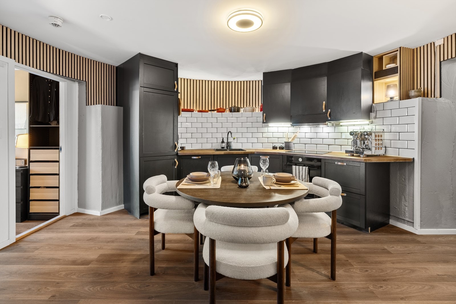 En unik leilighet i siloen på Sinsen, med et sjeldent rundt rom som gir boligen et særpreget og spennende preg. Galleribilde