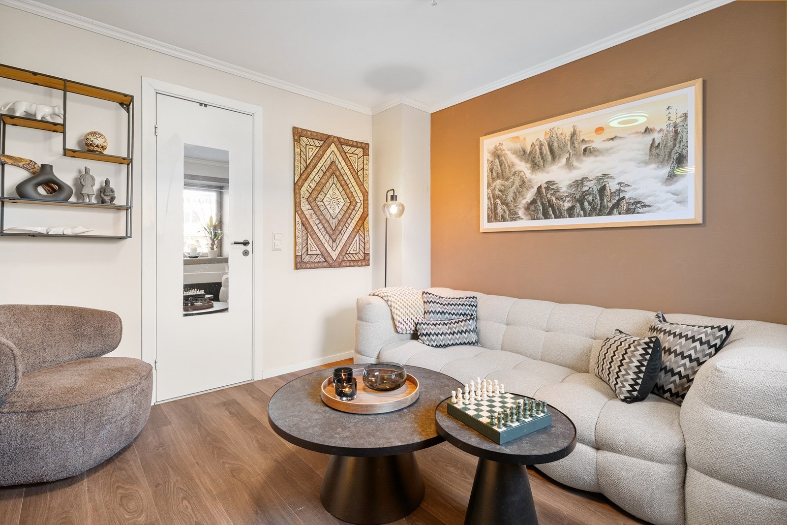 Stuen er moderne og stilfull, med en kontrastvegg som gir rommet et unikt preg. Galleribilde