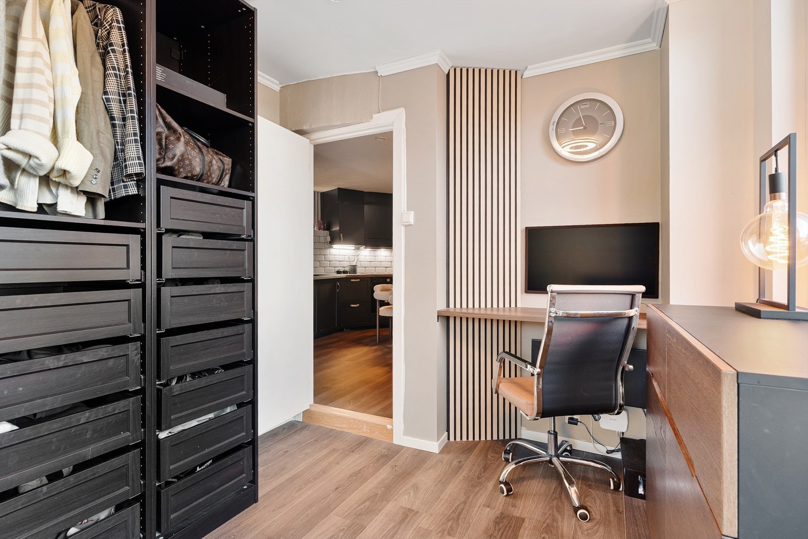 Romslig soverom 2 som egner seg perfekt som barnerom, gjesterom eller hjemmekontor. Galleribilde