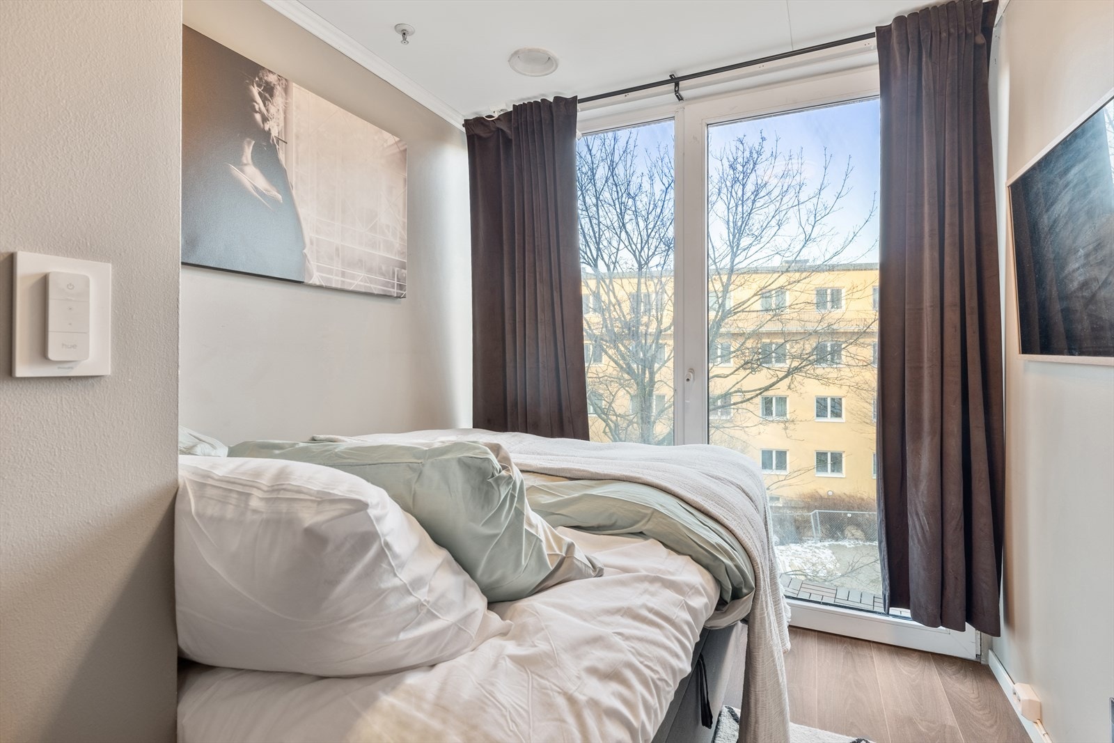 Hovedsoverommet gir god plass til en stor seng, skap og øvrig møblering, og skaper et behagelig og privat rom for hvile. Galleribilde