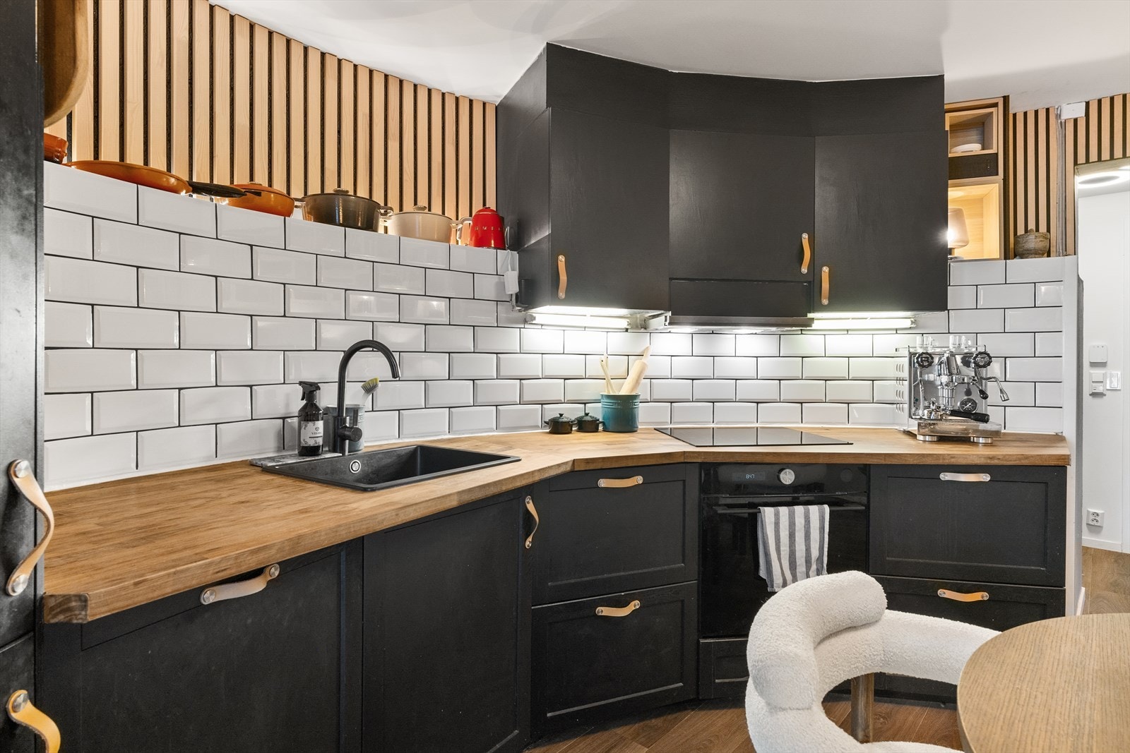 Leiligheten har et gjennomført og moderne kjøkken fra 2021 med stilrene fronter, kvalitetsmaterialer og integrerte hvitevarer, som skaper et både funksjonelt og estetisk tiltalende rom. Galleribilde