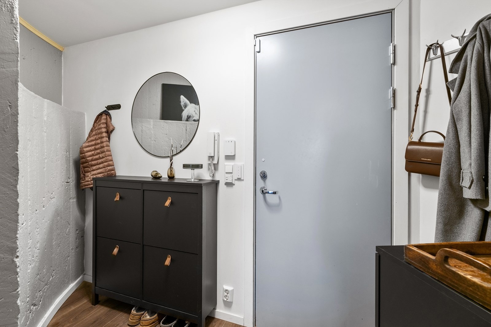 En innbygende entré ønsker deg velkommen inn i denne flotte leiligheten. Galleribilde