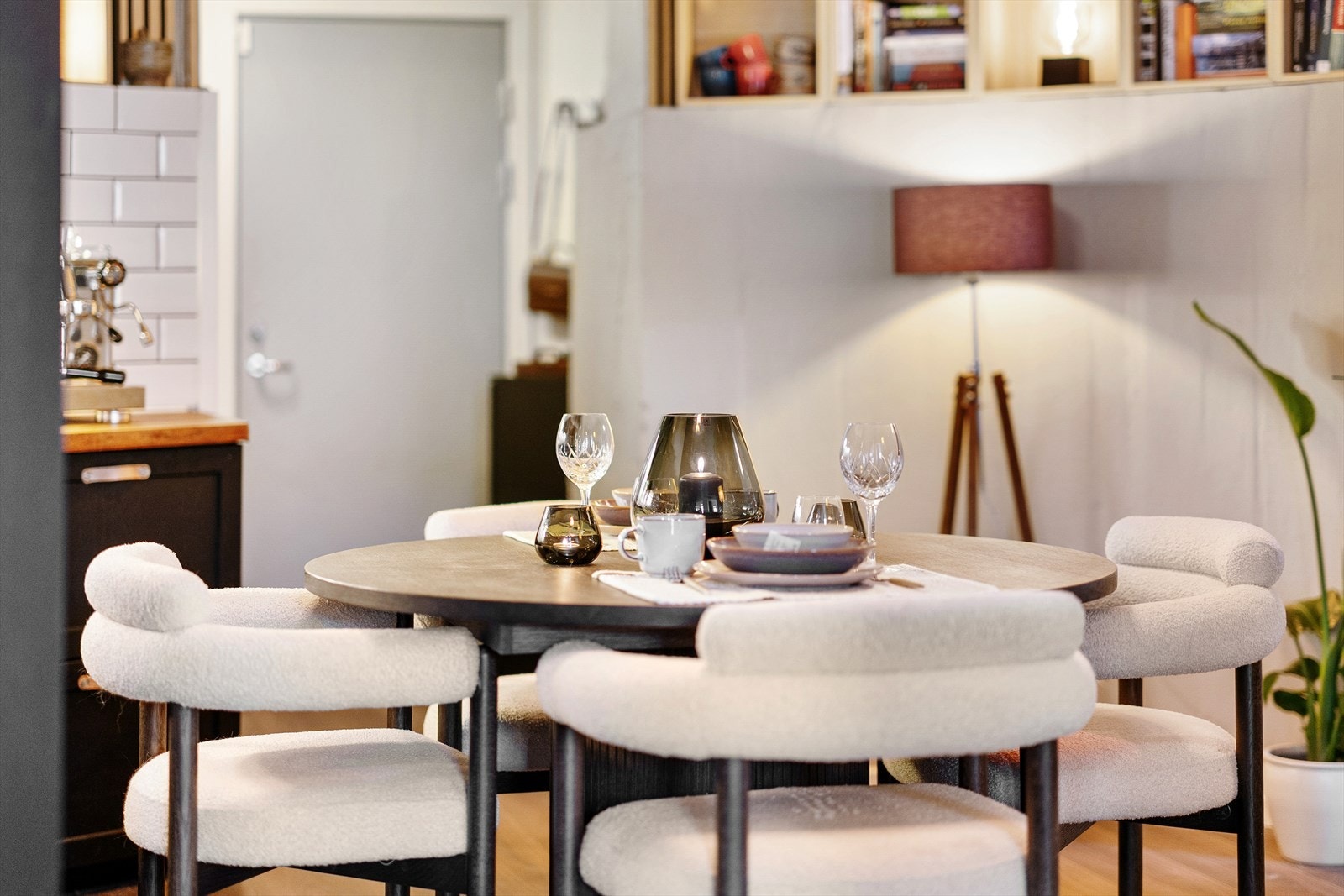 Leilighetens hjerte er kjøkkenet med spiseplass, et rom som kombinerer funksjonalitet og stil på en perfekt måte. Galleribilde