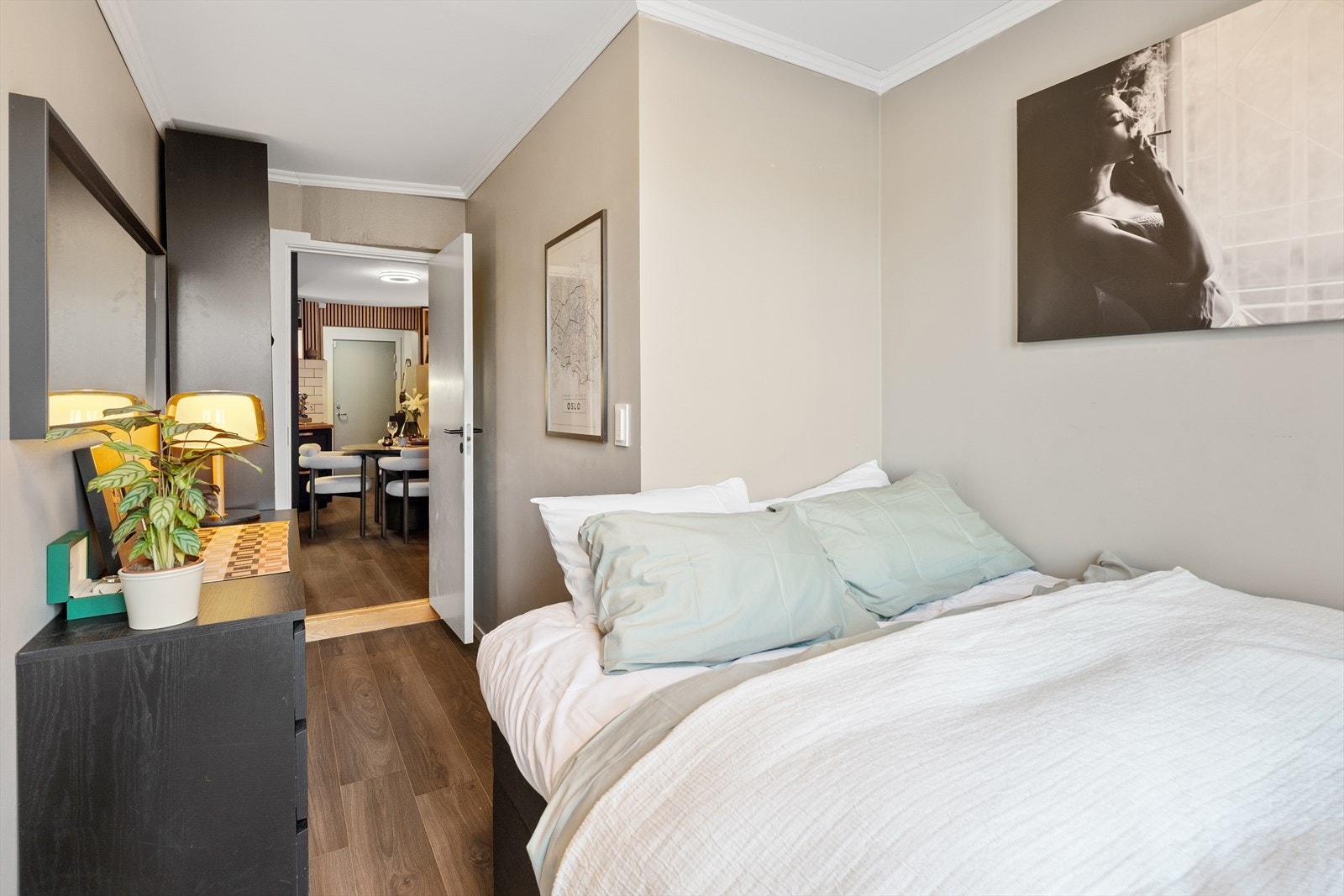 Hovedsoverommet har moderne fargevalg som skaper en rolig og behagelig atmosfære, med harmoniske nyanser som passer perfekt til resten av leilighetens stil. Galleribilde