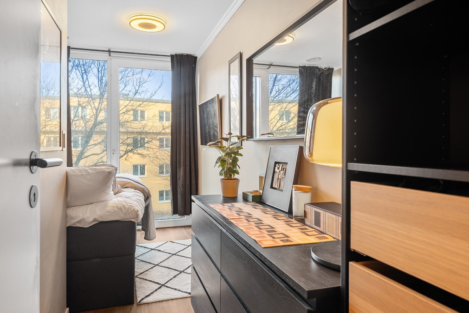 Hovedsoverommet har store vinduer fra gulv til tak, som slipper inn rikelig med naturlig lys. Galleribilde