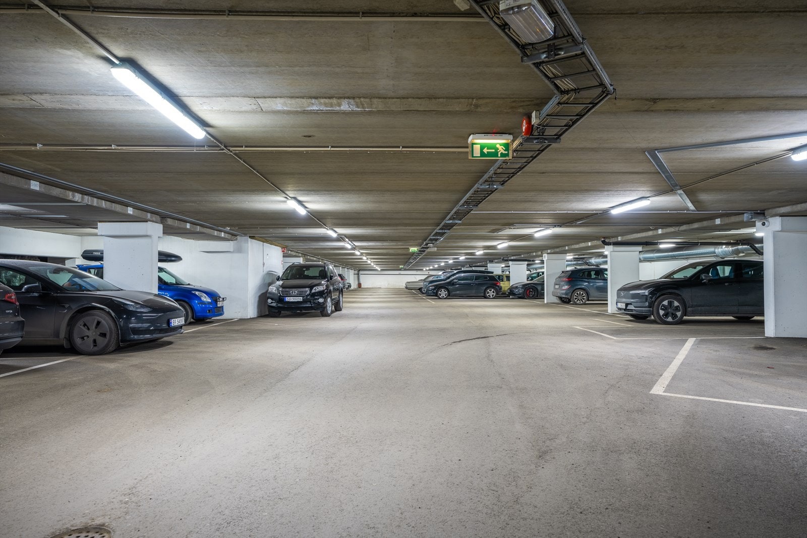 Garasjeplasser kan leies eller kjøpes i garasjeanlegget i bygningens underetasje. Anlegget eies og driftes av Garasjeanlegget Sinsen AS, tlf. 22 99 28 50. Galleribilde