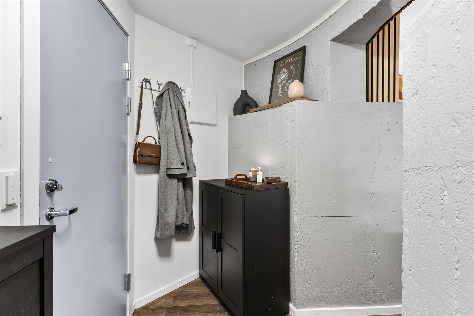 Entréen leder inn til en gjennomført og stilren leilighet, hvor hvert rom er nøye innredet for å skape en harmonisk og moderne atmosfære. Galleribilde