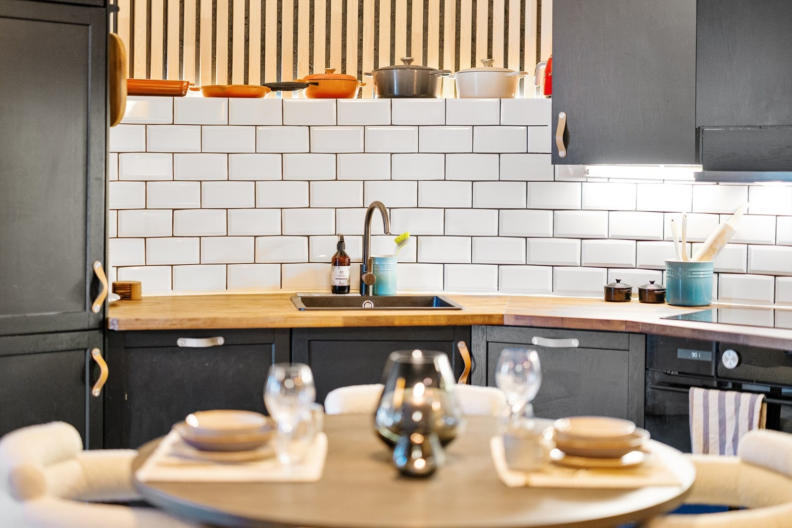 Spiseplassen finner sin naturlige plass ved kjøkkenet. Galleribilde