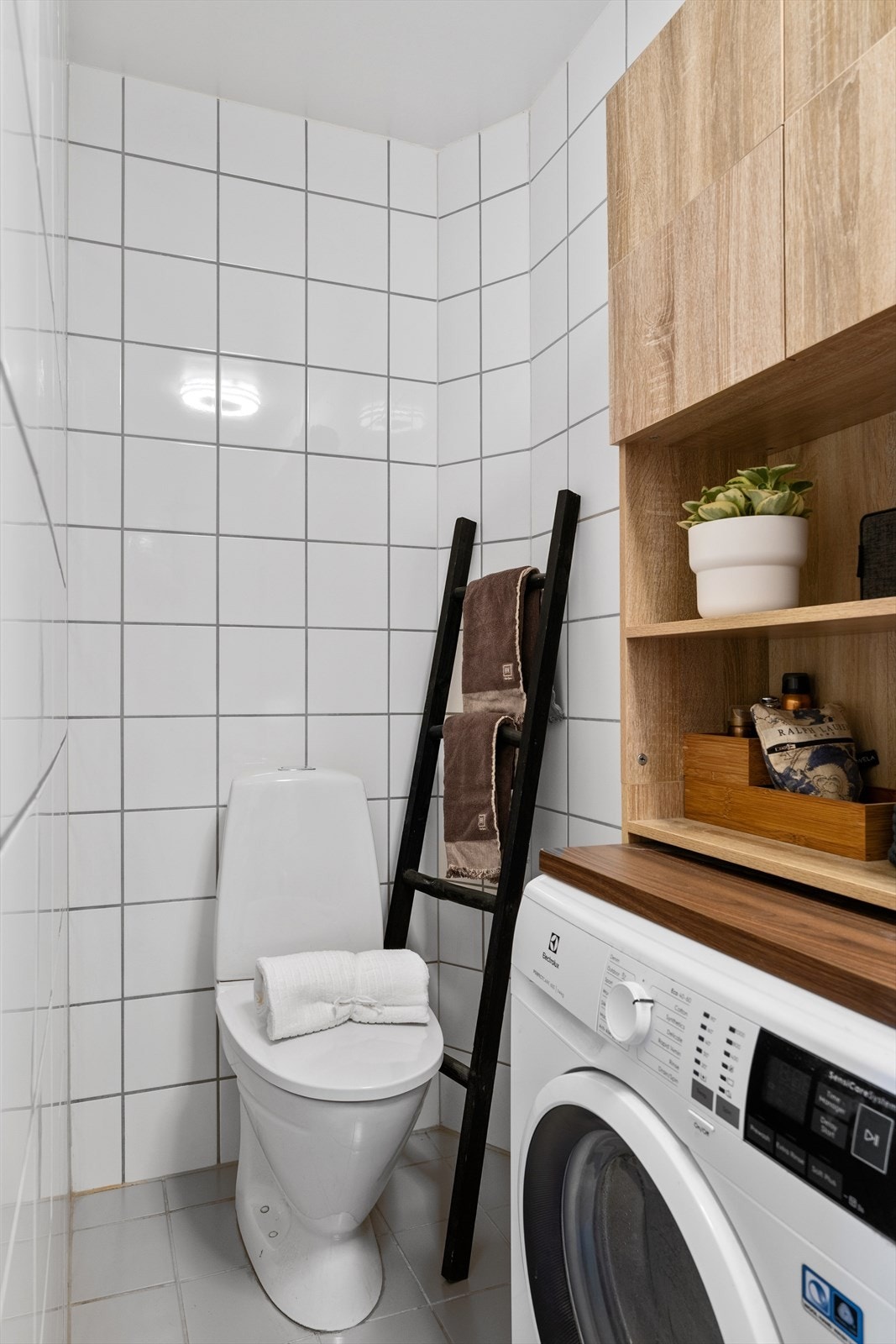 Baderommet er praktisk innredet med opplegg for vaskemaskin. Galleribilde