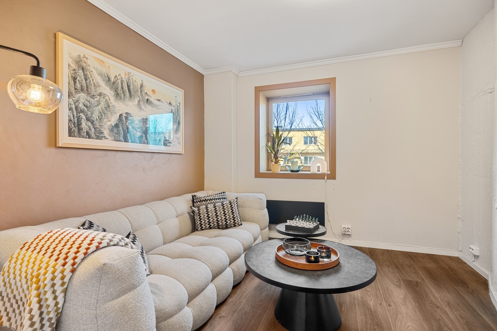 Stuen har en god utforming, som gjør det lett å innrede etter eget ønske. Det er plass til en sofagruppe med tilhørende møblement. Galleribilde