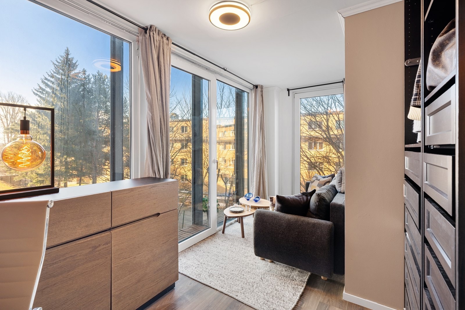 Soverom 2 har en fransk balkong og store vinduer fra gulv til tak, som gir rommet rikelig med naturlig lys og en luftig følelse. Galleribilde