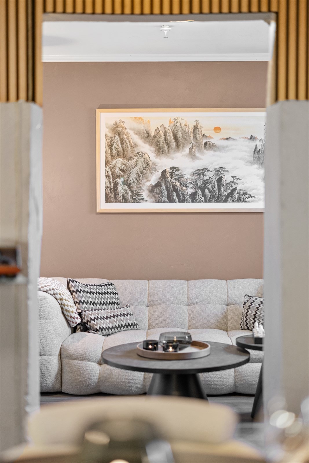 Den åpne løsningen mellom stue og kjøkken gir gode rammer for det sosiale og hverdagslige. Galleribilde