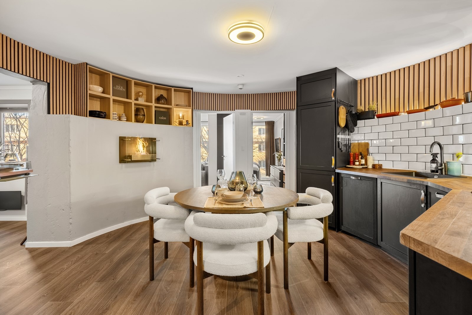 Kjøkkenet er prydet med moderne spiler, som gir et stilfullt og tidløst preg Galleribilde