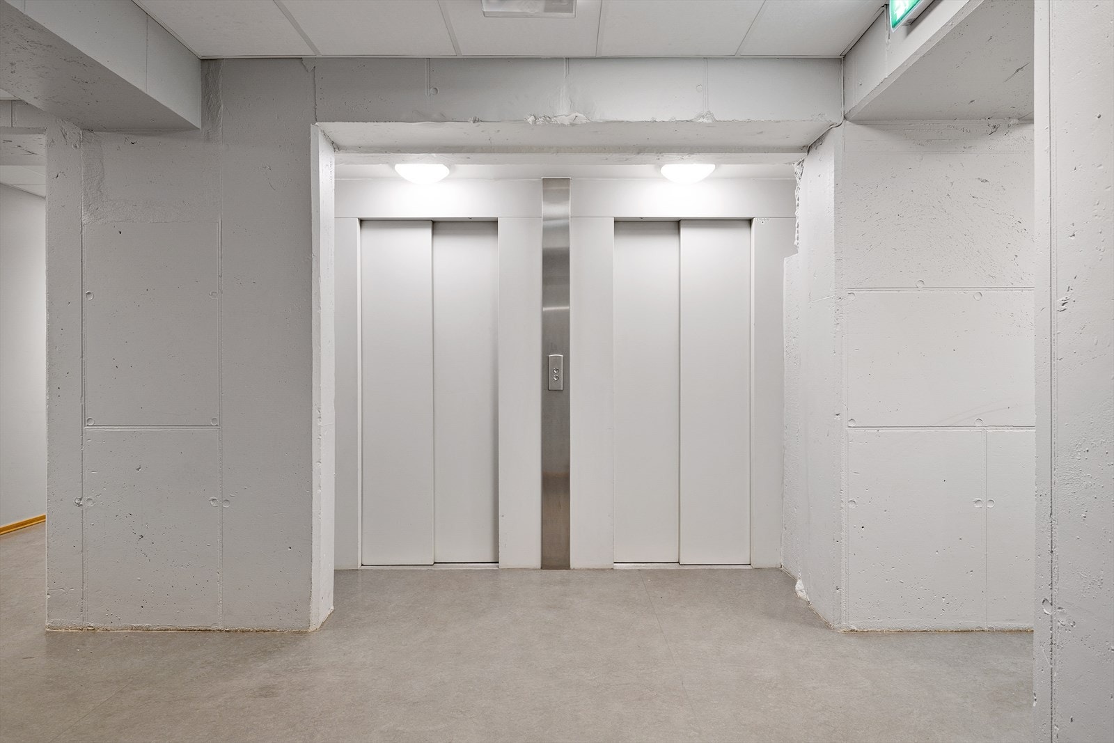 Leiligheten har heisadkomst direkte til leilighetsplanet, som gir enkel og praktisk tilgang. Galleribilde