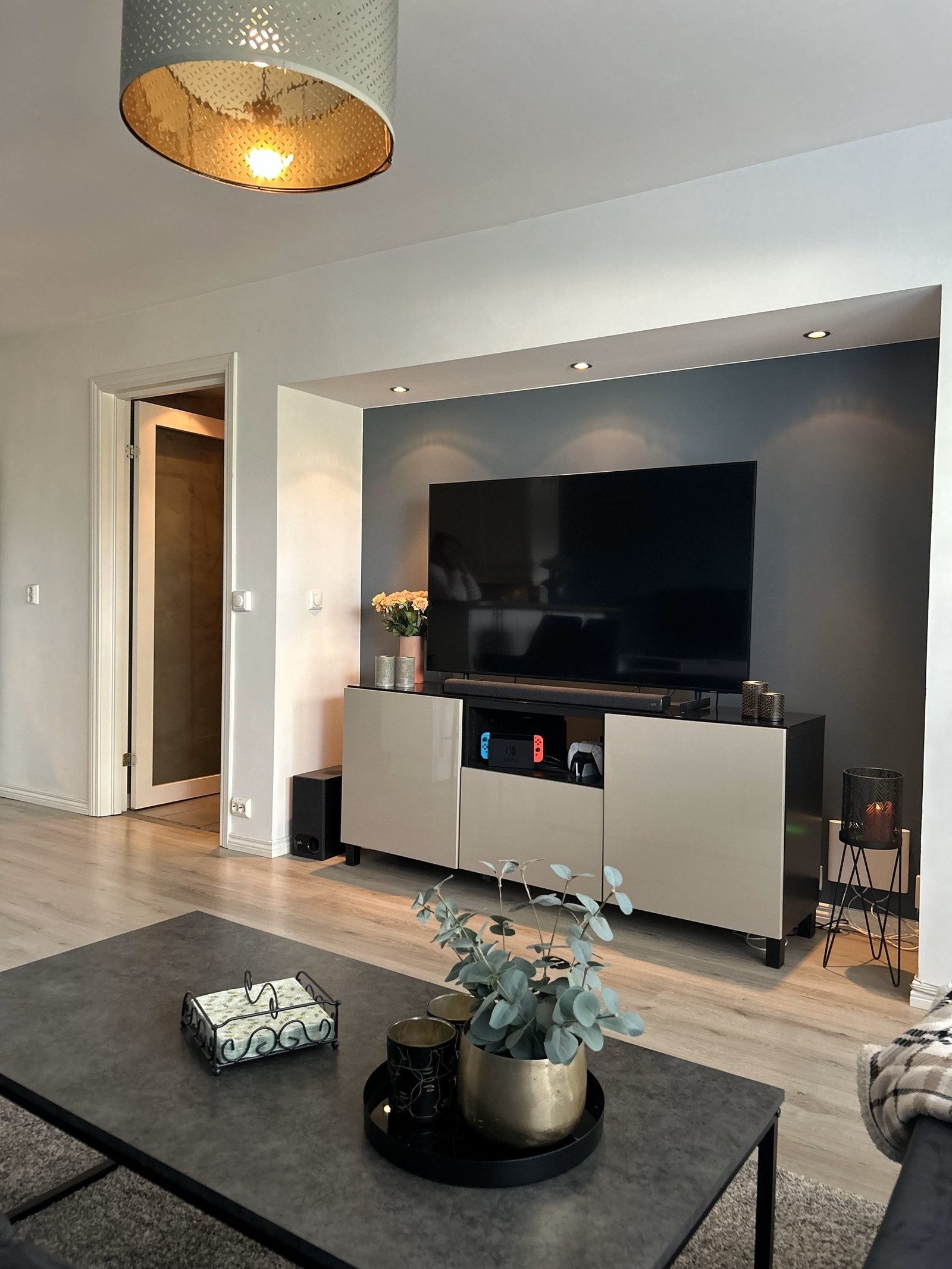 TV plass med spotter Galleribilde