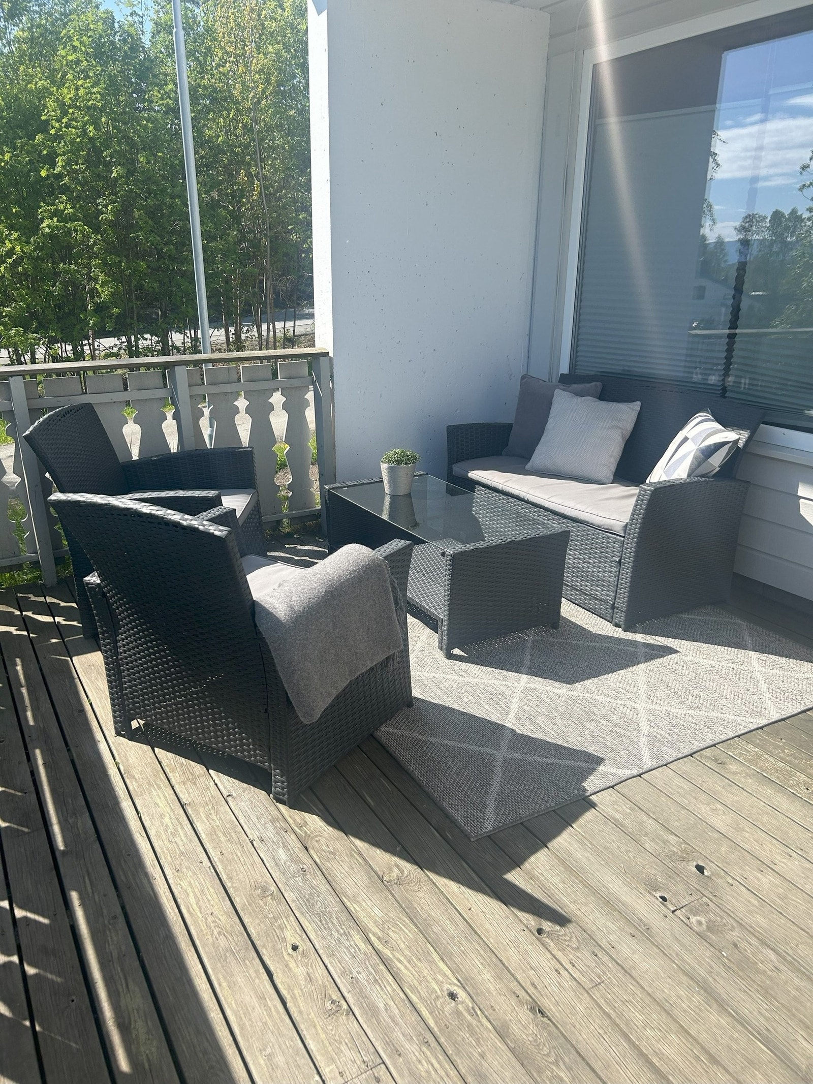 God plass til møbler på verandaen Galleribilde