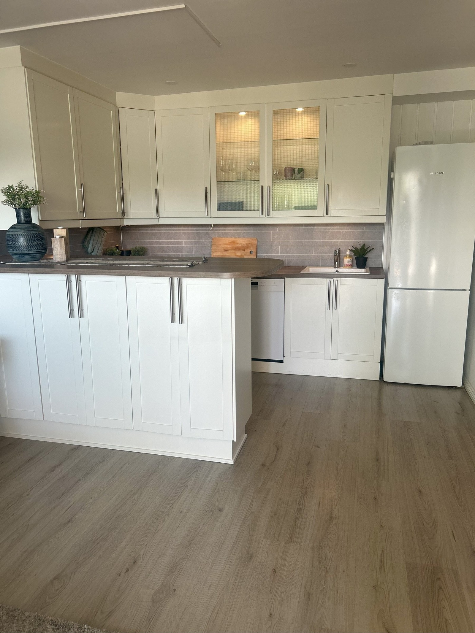 Mye oppbevaringsplasser i bardisk. Barstoler medfølger om ønskelig Galleribilde