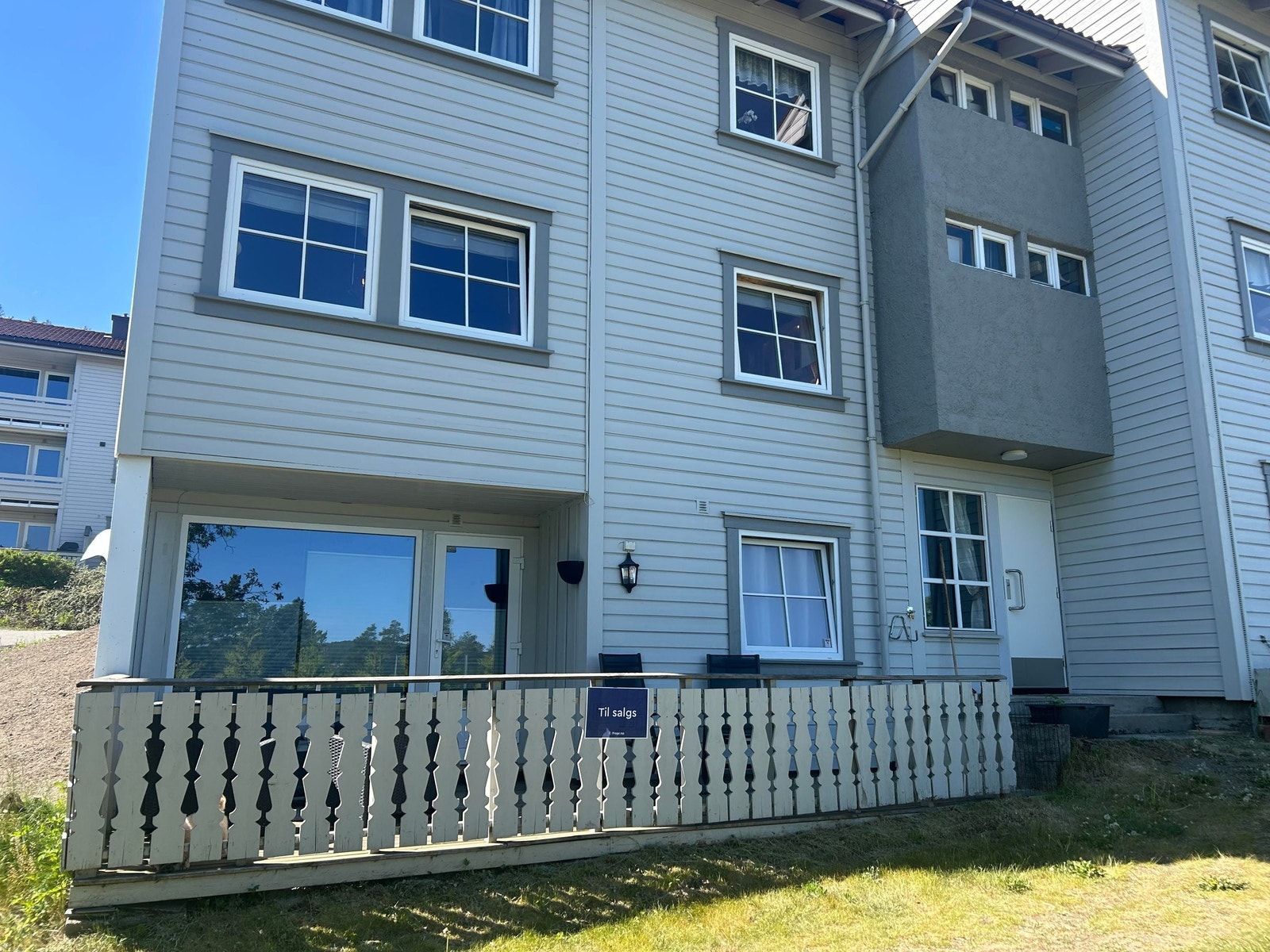 Store vinduer i stua ut mot verandaen Galleribilde