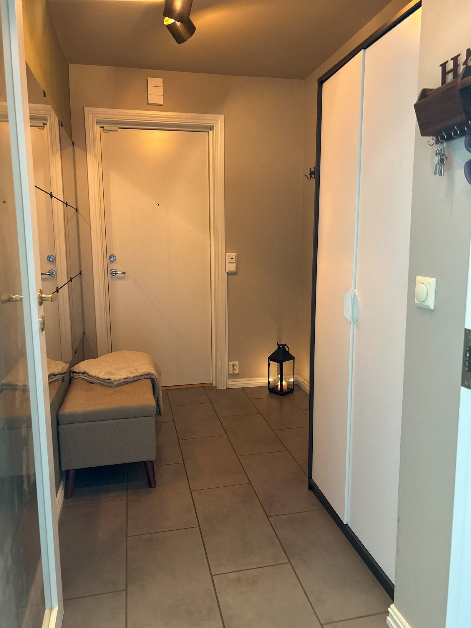 Koselig entré med inngang til bad Galleribilde