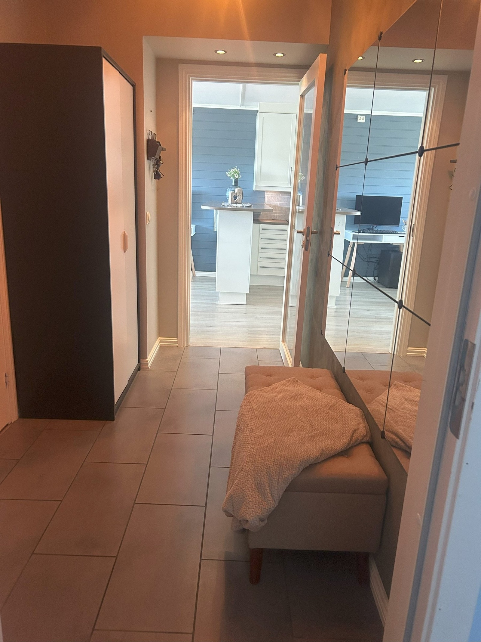 Stort garderobeskap med skohylle som medfølger. Inngang til kjøkken Galleribilde