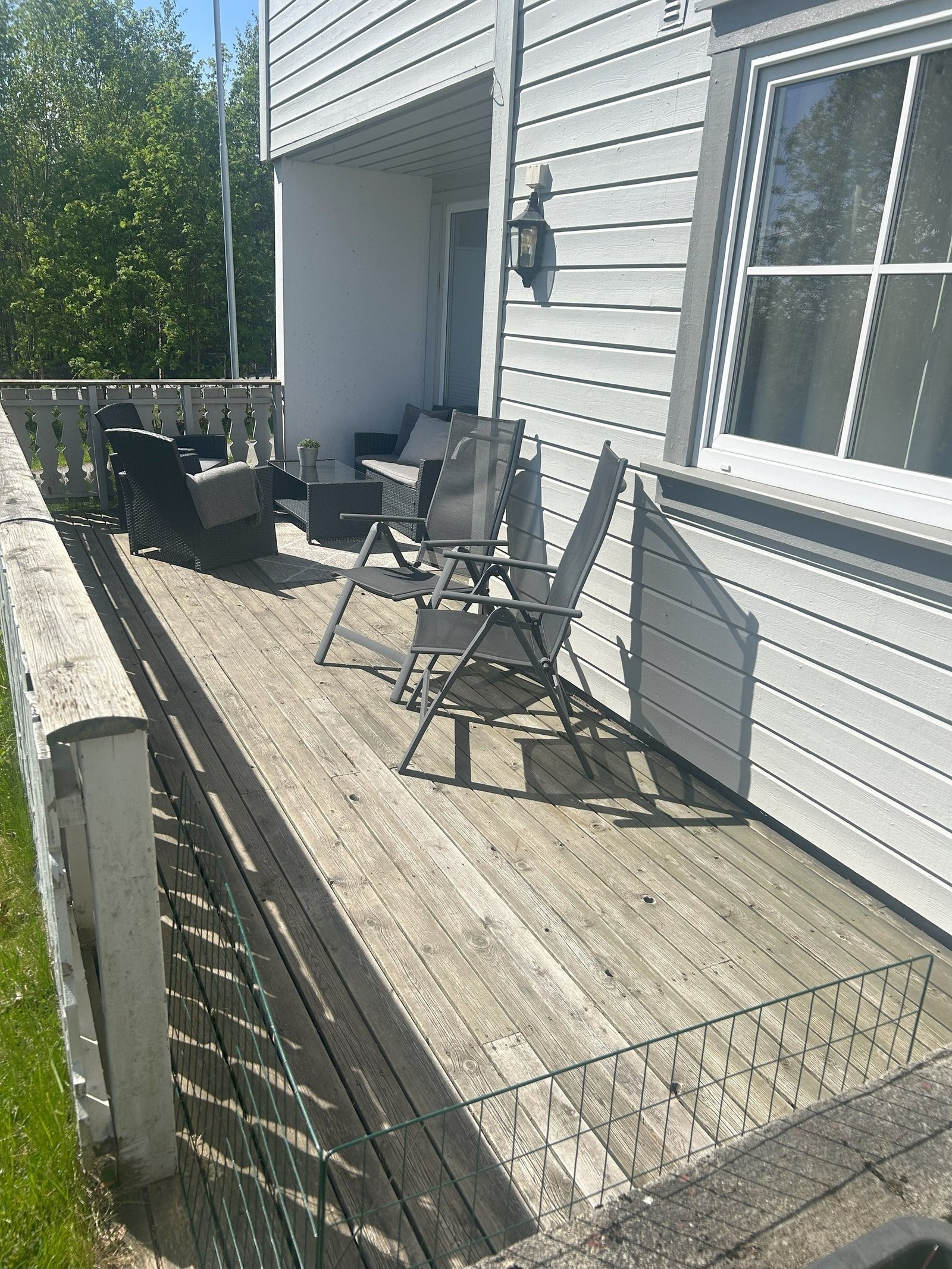 Stor og koselig veranda med plass til møbler og grill Galleribilde