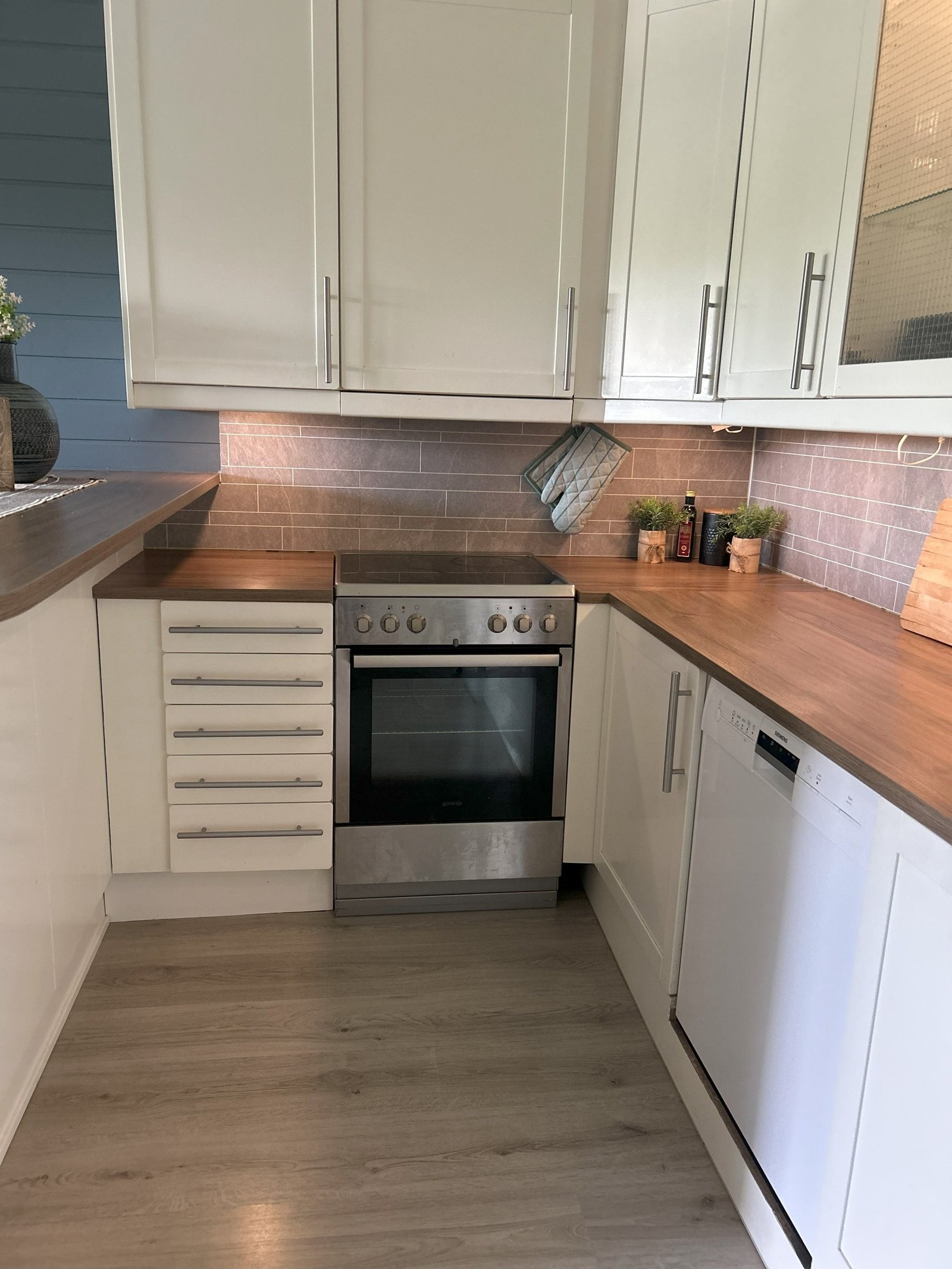 Mye benkeplass Galleribilde